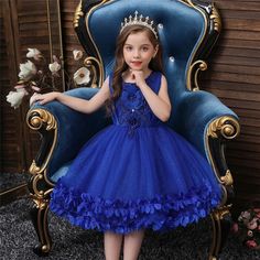 Dansez et valsez dans cette robe princesse bleue marine ! Parsemée de petites perles et de paillettes, impossible que votre petite princesse ne s'ennuie dans sa nouvelle robe bleue marine ! Des motifs floraux se présentent sur le bustier de la petite tenue, ainsi que sur l'extrémité du voilage en tulle. Très légère, votre enfant pourra même courir et jouer avec ses copines. Rejoindre le palais de la princesse fait rêver la petite altesse de la famille ? C'est possible avec une telle tenue royale Elegant Wedding Gown, Princess Tutu Dress, Princess Flower Girl Dresses, Flower Girl Dresses Tutu, Kids Party Dresses, Princess Tutu, Wedding Dresses For Girls, Girl Princess Dress