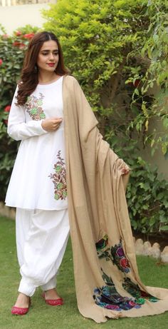 Kurti Designs Simple, Simple Kurti Design, Kurti Simple, Kurti Designs For Women, Simple Kurti, Latest Dress Design, Womens Trendy Dresses, Pakistani Dresses Casual, Pakistani Fashion Party Wear