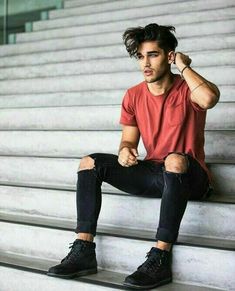 Moda Denim, Glam Look, Black Ripped Jeans, Foto Poses, Outfit Jeans, Black High Tops, Photography Poses For Men, Sneakers Outfit