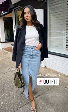 Jean Skirt Outfits Ideas, Nyc Summer Outfits 2023, Denim Midi Skirt Outfit Summer, Jeans Rock Outfit, Midi Jeans Skirt Outfit, Midi Jean Skirt Outfits, Midi Denim Skirt Outfit, Denim Pencil Skirt Outfit, Denim Maxi Skirt Outfit