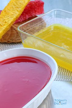 how to make gulama in a plastic container with red liquid and yellow sauce