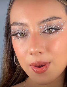 Makeup With Studs, Makeup With Stones And Glitter, Jewel Face Makeup, Face Rhinestone Ideas, Silver Rhinestone Makeup, Makeup With Glitter Stones, Silver Rave Makeup, Simple Gem Makeup, Rave Eye Makeup