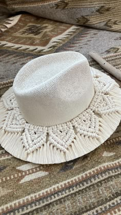 a white hat sitting on top of a rug