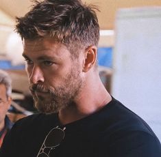 Chris Hemsworth Haircut Hairstyles, Messy Ivy League Haircut, Chris Hemsworth Beard Style, Chris Hemsworth Hair Short, Cris Hemsworth Hairstyles, Men’s Thick Hair Styles, Mens Haircut For Long Face, Short Choppy Hair Men, Thor Short Hair