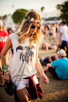 If you're heading to #coachella next month, you needn't worry about the weather. Just throw on some sunnies and a great pair of hot pants for a cool, relaxed look. #SAFWstyle Geek Outfit, Look Da Festival, Moda Coachella, Coachella 2014, Moda Hippie