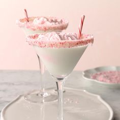 Chocolate Candy Cane Martinis Candy Cane Drinks, Vodka Holiday Drinks, Candy Cane Martini, Vodka Slush, Peppermint Martini, Christmas Drinks Recipes, Orange Vodka, Chocolate Martini, Martini Recipes