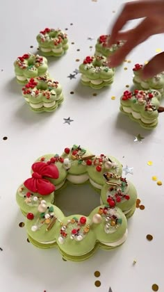 Macaron Wreath Christmas, Macaron Wreath, Big Macaron, Christmas Macaroons, Macaroons Christmas, Holiday Themed Desserts, Christmas Macarons, Macaron Flavors