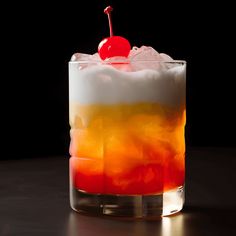 If You Only Know How to Make One Cocktail, Make It the Delicious Whiskey Sour - The Whiskey Sour is a well-balanced cocktail with a tangy, sour taste from the lemon juice, a subtle sweetness from the simple syrup, and a rich, warming sensation from the whiskey. The egg white adds a smooth, creamy texture. Kamikaze Cocktail, Cocktails Martini, Ramos Gin Fizz, Strong Cocktails, Aromatic Bitters, Cocktail Bitters, Pisco Sour, Sweet Cocktails, Sour Cocktail