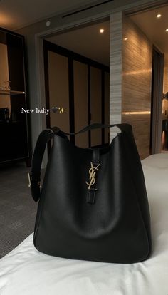 Black Accessories Aesthetic, Ysl Bag Aesthetic, Black Purse Aesthetic, Luxury Bags Aesthetic, Black Ysl Bag, Ysl Hobo Bag, Ysl Aesthetic, Ysl Handbag, Aesthetic Purse