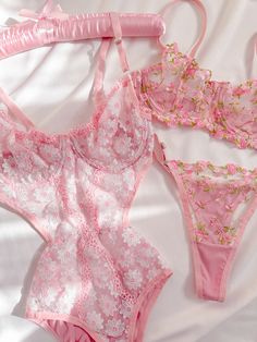 Pinup Photoshoot, Wedding Night Lingerie, Pretty Bras, Flattering Outfits, Lingerie Inspiration, Casual Shirt Women, Seductive Clothes, Pink Lingerie