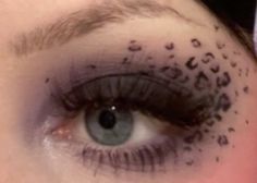 Graphic Makeup Ideas, Cheetah Eye Makeup, Leopard Eye Makeup, Cheetah Eyeshadow, Black And Purple Makeup, Leopard Eyeshadow