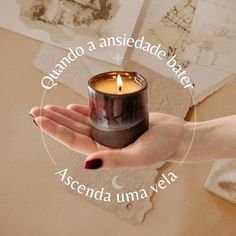 a person holding a candle in their hand with the words quanndo a anisedade batte ascendda umavela