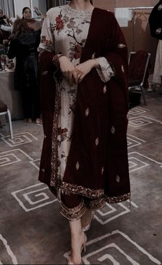 Velvet Wedding Dress Pakistani, Velvet Pakistani Dress, Jeans Casual Outfit, Casual Outfit Summer, Velvet Dress Designs, Bridal Dresses Pakistan, Pakistani Fashion Casual, Casual Indian Fashion, Velvet Dresses