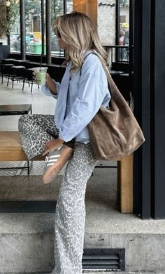 La Outfit Ideas Fall, Ghanda Clothing Aesthetic, Brown Silk Pants Outfit, Silk Pants Outfit, Autumn Fits, Neue Outfits, Fashion Fits, Outfit Inspo Fall