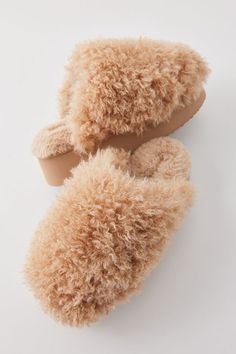 UO Faux Fur Platform Slipper Fluffy Slippers Outfit, Gifts For Homebodies, Fuzzy Shoes, Mule Silhouette, Baggu Duck Bag, Slippers Outfit, Fur Mules, Cute Slides, Chia Pet