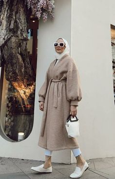 Street Hijab Fashion, Hijab Fashionista, Modest Fashion Hijab, Fifties Fashion, Hijabi Style, Hijabi Outfits Casual, Hijab Chic, Muslim Fashion Outfits, Hijabi Outfits