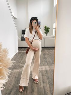 Maternity Outfits Sweatpants, Prego Summer Outfits, Work Friendly Maternity Outfits, Big Legs Summer Outfits, High Waist Maternity Outfit, Comfy Bump Outfits, Casual Cute Maternity Outfits, Maternity Flare Pants Outfit, 2023 Maternity Style