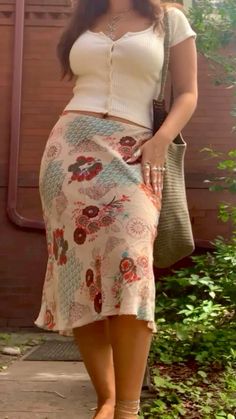 Floral Skirt Outfits Midsize, 32dd Outfits, Curvy Italian Outfits, Elegant Outfit Colorful, Mid Thigh Skirt Outfits, Spain Outfit Ideas Plus Size, Mid Sized Black Women, Midsize New Year Outfit, Arminarshe Outfits