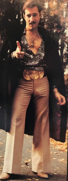 Moda Disco, 1970s Mens Fashion, 70s Fashion Men, Look Disco, 70s Mens Fashion, 70s Fashion Disco, Funny Family Photos, 1970s Men, Disco Glam