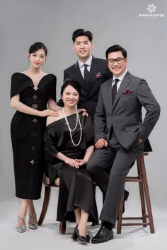 Family Portraits Formal, Elegant Family Portraits, Family Potrait Pose Studio, Graduation Family Photoshoot Studio, Family Photoshoot Graduation, 4 Family Photoshoot, Formal Family Photoshoot Studio, Korean Family Photo, Graduation Family Photos