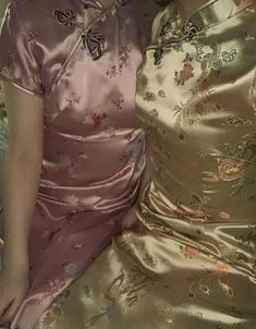 Cheongsam Aesthetic, Pink Qipao, Shanghai Aesthetic, Bow Wallpaper Iphone, Girl Silk Dress, Shanghai Fashion, Chinese Aesthetic, Japan Aesthetic, Chongqing