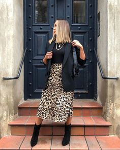 Animal Print Skirt Outfit, Leopard Print Skirt Outfit, Leopard Skirt Outfit, Printed Skirt Outfit, Mode Ab 50, Skirt Outfit Fall, Chique Outfit, Animal Print Outfits, Leopard Print Skirt