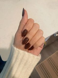 Fall Nails Dark Brown, Dark Chocolate Brown Nails, Dark Brown Nails Acrylic, Dark Brown Nails Designs, Cappuccino Nails, Shellac Nails Fall, Oval Acrylic Nails, Kutek Disney, Brown Nails Design