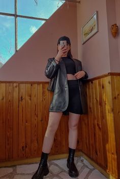 all black, black blazer, leather, girl holding phone, phone selfie pose, low black boots outfit inspiration idea Black Leather Blazer Outfit, Leather Blazer Outfit, Black Leather Blazer, Low Boots, Black Crop Top, All Black Outfit, Leather Blazer