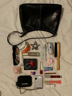 #soldejaneiro #digitalcamera #deodorant #lipoil #glosier #gucciglasses #charlottetilbury #lipgloss #lipbalm #parfume #hmadcream #facialspray #Jewelryinspo #whatsinmybag #itgirlasthetic #vanilagirlashtetic #streetwearasthetic #floralgirlasthetic #softgirlasthetic #trendyoutfits #winterfashion #passionforfashion #summeroutfits #astheticclothes #mystyle #photodump #retrooutfits #cozyoutfit #astheticclothes #moodpics #trendyoutfits #warmblonehair #Earthyoutfits #Crochettop #Stockholmfashion #Str Capacious Bag, Everyday Bag Essentials, Inside My Bag, Gucci Glasses, Handbag Essentials, Earthy Outfits, In My Bag, What In My Bag, Inside Bag