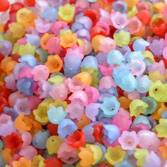 there are many different colors of plastic beads