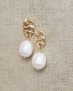 Ces superbes boucles d'oreilles dotées de jolis pendentifs en perles sont l'accessoire idéal pour rehausser votre style saisonnier. - Fermoirs à poussette - Pendentifs en perles - Sans nickel, plomb, ni cadmium - Hypoallergiques - Aucun échange ou retour pour des raisons d'hygiène Wedding Jewelry Gold, Women's Shoes Accessories, Gold Wedding Jewelry, Golden Earrings, Classic Jewelry, Pretty Earrings, Accessories Jewelry Earrings, Jewelry Gold, Seasonal Fashion