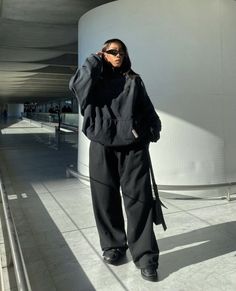 Oversized Black Pants Outfit, Hiphop Outfit Women Street Style, Vintage Tee Outfit, Black Tee Outfit, Studio Outfits, Black Gym Outfit, Street Style Women Winter, Oversize Outfits, Oversized Hoodie Outfit