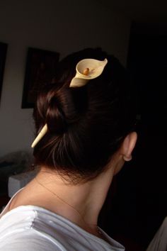 FS: Calla Lily hairstick from Schnitzstube Wood Jewelery, Hair Bun Tutorial, Hair Upstyles, Hair Brands, Flower Accessories, Hair Ornaments