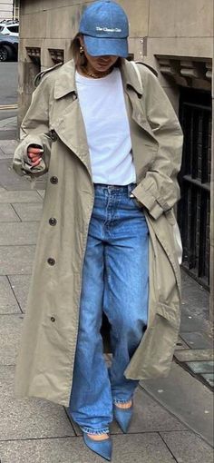 Beige Trench Coat Outfit, Trench Coat Outfit Spring, Trench Coat Street Style, Street Style 2023, Spring Trench Coat, Nyc Outfits, Walking Down The Street