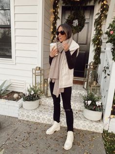 Fall Vest Outfits Women, White Vest Outfits For Women, White Puffer Vest Outfit, White Vest Outfit, Everyday Outfits Fall, Puffer Outfit, Puffer Vest Fashion, Puffer Vest Outfit, Vest Outfits For Women