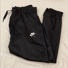 Very Breathable And Feels Like Silk! Nike Pants Outfit Women, Nike Pants Outfit, Nike Track Pants Outfits, Abroad Fashion, Grey Nike Sweatpants, Nike Yoga Pants, Track Pants Outfit, Camo Jogger Pants, Nike Track Pants