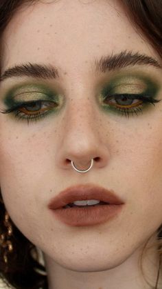 Funky Makeup, Swag Makeup, Smink Inspiration, Green Makeup, Makijaż Smokey Eye, Dope Makeup, Make Up Inspo, Green Eyeshadow, Edgy Makeup