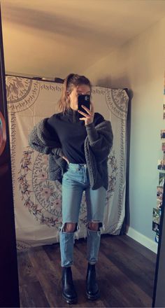 Casual Doc Martens Outfit Winter, Platform Chelsea Docs Outfit, Clothes To Wear With Doc Martens, Chelsea Boots With Mom Jeans, Mom Jeans Turtleneck Outfit, Mom Jeans With Doc Martens, Flare Jeans Doc Martens Outfit, Styling Dr Martens Chelsea Boots, Boyfriend Jeans With Doc Martens