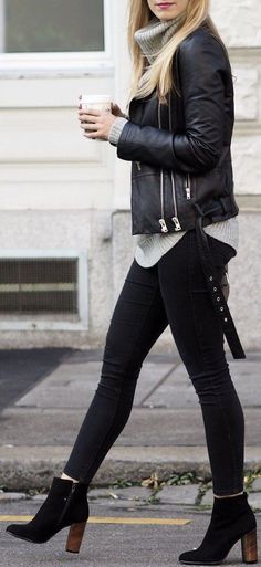 Black Leather Moto Jacket, Woman Walking, Look Rock, Rock Outfit, Leather Jacket Outfits, Casual Winter Outfits, Mode Vintage, Looks Style