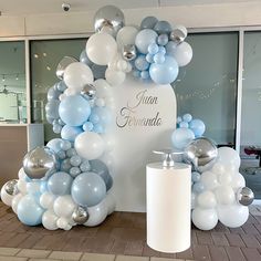 balloons and streamers decorate the entrance to an event