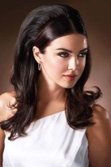 When it comes to wedding hair, even the edgiest girl doesn't want to go too avant-garde. Happily, there are ways to embrace classic styles without turning into a clone of your mom. Here, five updates of traditional dos, for a look that's completely 21st century. 70s Hair Updo Vintage, 70s Bouffant Hair, 1960s Wedding Hairstyles, 70s Hairstyles Wedding, Modern Retro Hairstyles, Half Up 70s Hair, 1979s Hairstyles, Retro Look Hairstyles, 60s Wavy Hairstyles