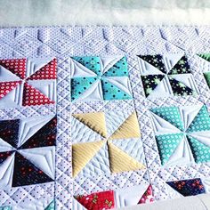 a quilted table topper with many different colored triangles on it and text overlaying the image