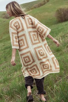 Oversized kimono in beige Geometric Kimono, Cotton Gauze Top, Boy Crochet, Baby Boy Crochet Blanket, Big Knits, Shawl Patterns, Crochet For Boys, Crochet Clothing, Granny Squares Pattern