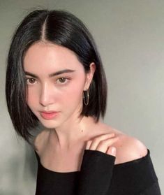 New year, new you? What about a new hairstyle to change up your look in 2020? We have eight gorgeous and flattering short haircuts that might convince you to chop your locks off! Dark Hair Bangs, Cute Hairstyles Ideas, Bangs Color, Petite Blonde, Mai Davika, Davika Hoorne, Short Sassy Haircuts, Shot Hair