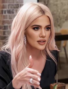 Dauntless Clothes, Deep Black Hair, Khloe Kardashian Hair, Blond Rose, Kardashian Makeup, Kardashian Hair, Pink Blonde Hair, Khloé Kardashian, Blonde With Pink