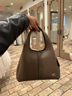 coach lana shoulderbag, brown coach bag, school bag,college bag,fashion, bag,brown bag Lana 23 Coach, Lana Shoulder Bag Coach, Summer Luxury Bags, Coach Bag Brown, Coach Lana 23, Coach Lana Bag, Coach Bags Aesthetic, It Girl Bag, Coach Aesthetic