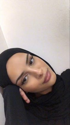 Hijabi Pics For Instagram, Hijabi Headphones, Pretty Hijabi Girl, Hijabi With Glasses, Hijabi Makeup Looks, Hijabi Selfie, Black Hijabi Girl, Pretty Hijabi