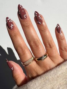 brown nails with white flowers September Nails, November Nails, Fall Nail Trends, Fall Gel Nails, Cute Nails For Fall, Beauty Inspo, Brown Nails, Fall Nail