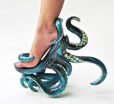 squid-shoe-weird-fashion-Kermit-Tesoro-polypodis-1 Octopus Shoes, Hak Tinggi, Funny Shoes, Ugly Shoes, Unique Shoes, Lady Gaga