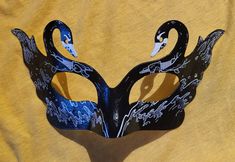 Handbemalte Halbmaske „Angry Swan" Ob als Verkleidung für Halloween, Karneval und Co, als Dekoartikel, als Geschenk oder einfach als Kunstgegenstand: Die Maske ist für die unterschiedlichsten Zwecke bestens geeignet. Es handelt sich dabei um ein handbemaltes (Acryl auf hochwertigem stabilem Papier) und mit Liebe, Hingabe und Sorgfalt gefertigtes Einzelstück. Die Maske kommt mit einem (lose mitgeschickten) Gummiband und hat die Maße 21 x 11 cm Black Swan Mask, Black Costume Accessories For Carnival And Cosplay, Themed Masquerade Mask For Carnival Cosplay, Black Themed Masks For Cosplay Events, Black Themed Mask For Cosplay Events, Black Masks For Carnival Themed Events, Themed Black Masks For Cosplay Events, Themed Masks For Cosplay Carnival, Themed Masquerade Mask For Halloween Cosplay